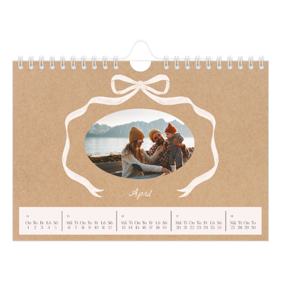 Fotokalender A5 Enkel — Kraft och rosett [April]