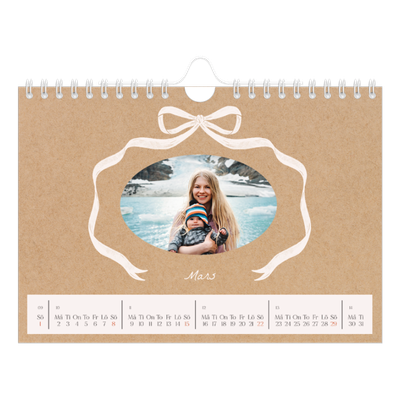 Fotokalender A5 Enkel — Kraft och rosett [Mars]