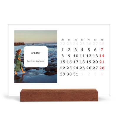 Skrivbordskalender med träställ - Liggande  — Hela historien [Mars]