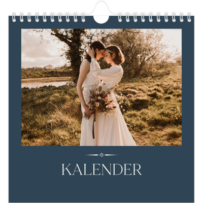 Årskalender kvadratisk — Skiffer & seriffer [omslag]
