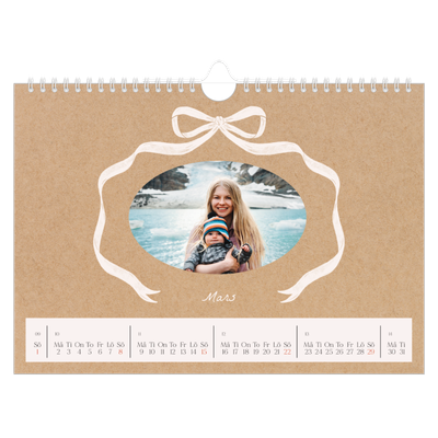 Fotokalender A4 Enkel — Kraft och rosett [Mars]