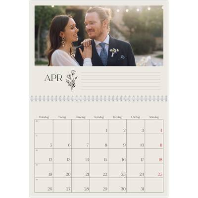 Fotokalender A3 Klassisk (30 x 40 cm) — Initialer i blom [April]