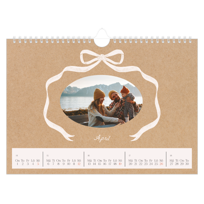 Fotokalender A4 Enkel — Kraft och rosett [April]