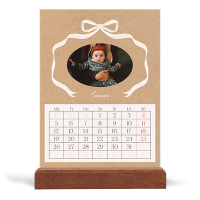 Skrivbordskalender med träställ - Stående — Kraft och rosett [Januari]