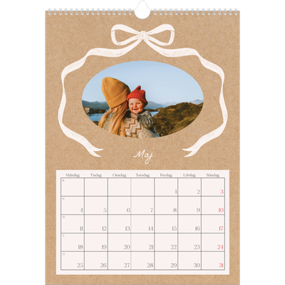 A3 Årskalender — Kraft och rosett [omslag]