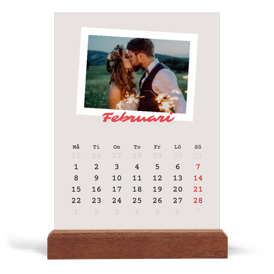 Skrivbordskalender med träställ - Stående — Signerad i karmosin [Februari]