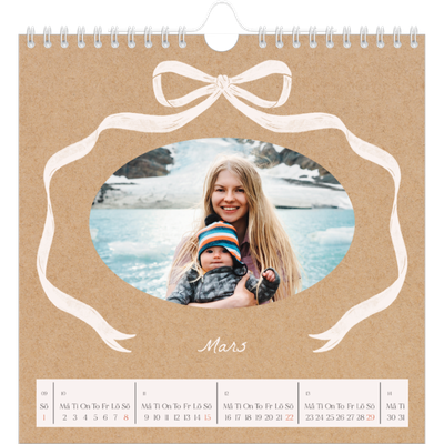 Årskalender kvadratisk — Kraft och rosett [Mars]