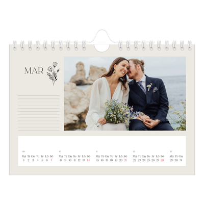 Fotokalender A5 Enkel — Initialer i blom [Mars]