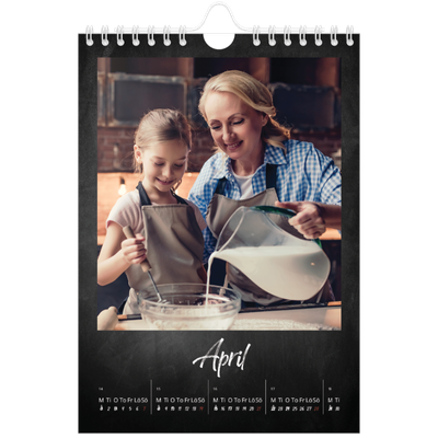 Fotokalender A5 Enkel — Svart tavla [April]