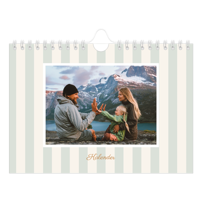 Fotokalender A5 Enkel — Skrift och ränder [omslag]