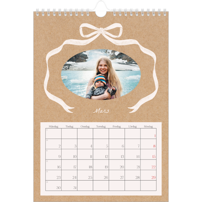 Fotokalender A4 Enkel (20 x 30 cm) — Kraft och rosett [Mars]