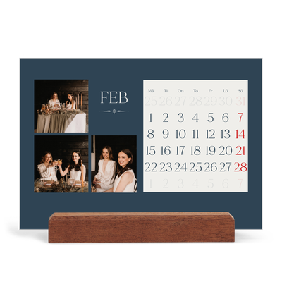 Skrivbordskalender med träställ - Liggande  — Skiffer & seriffer [Februari]
