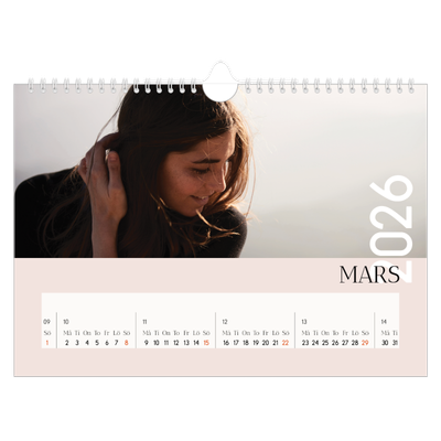 Fotokalender A4 Enkel — Överlappande text [Mars]