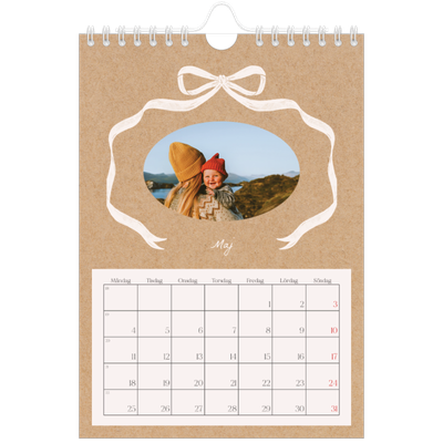 Fotokalender A5 Enkel — Kraft och rosett [omslag]