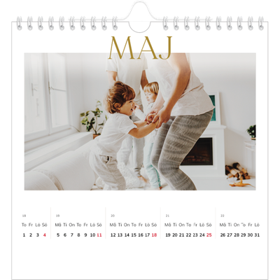 Årskalender kvadratisk — Stort teckensnitt i guld [omslag]