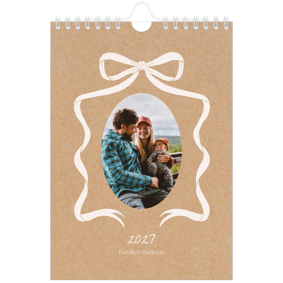 Fotokalender A5 Enkel — Kraft och rosett [omslag]