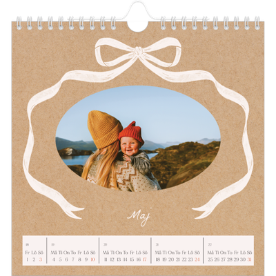 Årskalender kvadratisk — Kraft och rosett [omslag]