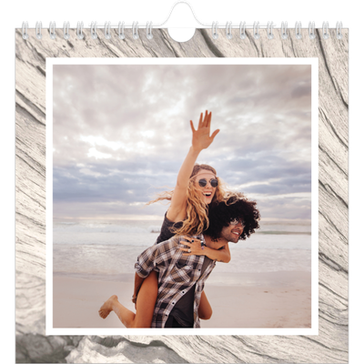 Årskalender kvadratisk — Bakgrund i bark [omslag]