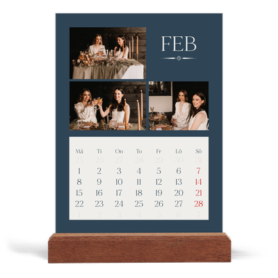 Skrivbordskalender med träställ - Stående — Skiffer & seriffer [Februari]