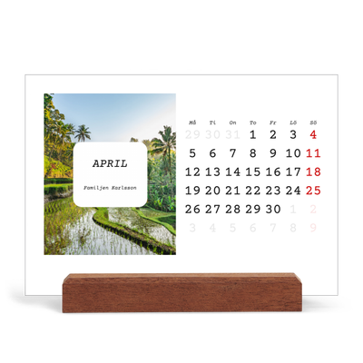 Skrivbordskalender med träställ - Liggande  — Hela historien [April]
